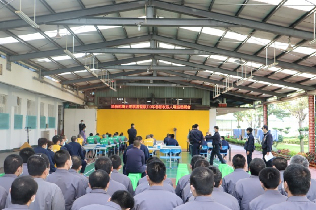 Photograph1 of visiting activity between inmates and their relatives by telephone for Chinese New Year