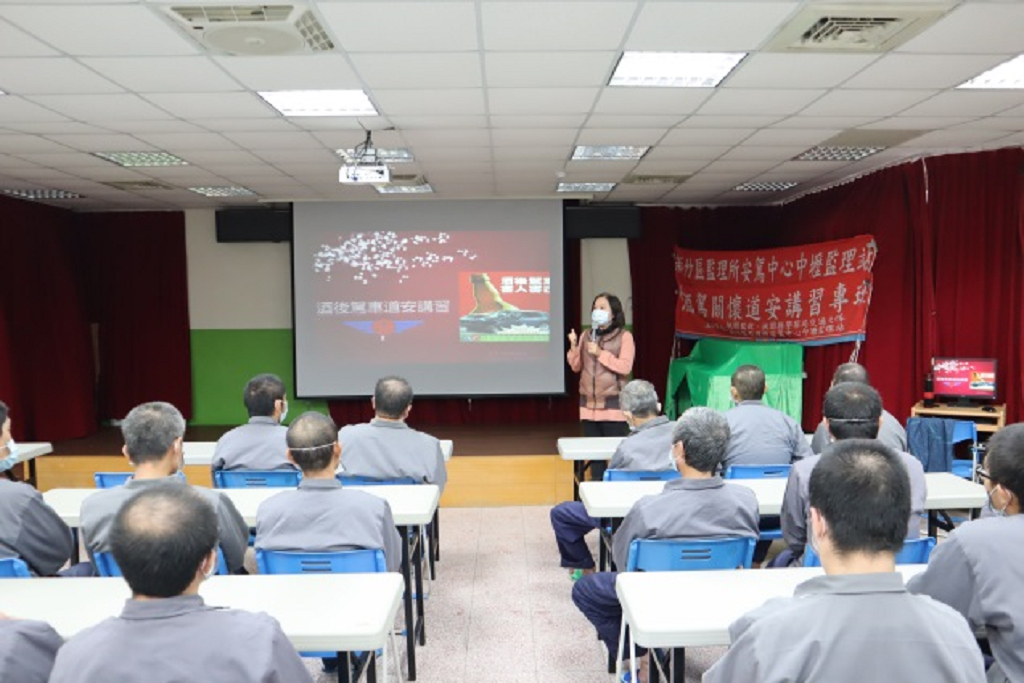 Photograph4 of traffic safety class for drunk driving inmates by Taoyuan station of Hsinchu Motor Vehicles office on January 6,202