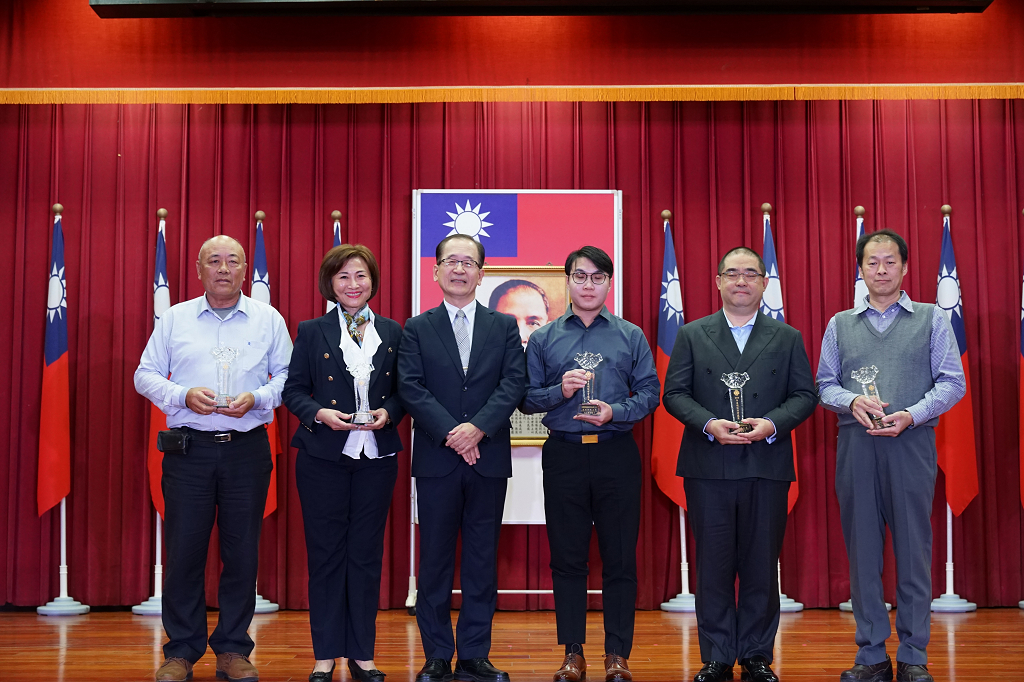 德傑公司代表與部長及其他獲獎者合影